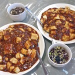 老広東 - 麻婆飯（激辛）（左）＆ 麻婆飯