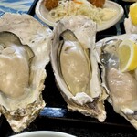 かき小屋 小江戸 - 牡蠣づくし定の焼き牡蠣2と生牡蠣1