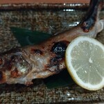 信州炭火炉端 すえひろ - 突き出し(ニジマスの塩焼き)