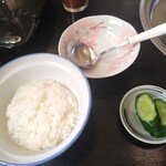 玉山支所前食堂 - ご飯（半分），漬物