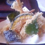 手打道場 高砂 - 天ぷらのアップ写真、海老３本入ってます。