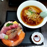 すみれ - 本日の海鮮丼＋醤油ラーメン付き(酢飯に変更)