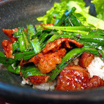 さん源醤 - セットの牛ホルモン丼