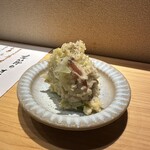 炭火割烹 麻布龍土町 - 鮭とばといぶりがっこの温かいポテトサラダ