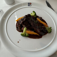 ブラッスリー ポール・ボキューズ 大丸東京 - 骨付き鶏もも赤肉のワイン煮込み 季節の野菜を添えて
