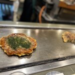 ねぎ焼やまもと 本店 - 手前豚玉、奥欠けてるのは旦那の食べかけすじネギ