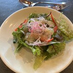 ダンデライオン - グリーンサラダ。甘めのオニオンドレッシング。