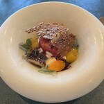 ダンデライオン - デザート。イチジクやマンゴー、ヨーグルトのジュラードと一緒に食べるアーモンドケーキ。