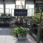 ミクニ マルノウチ - 外観；階段上って角にある‘Mikuni’のサイン