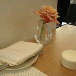 ミクニ マルノウチ - テーブルにはバラが