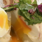 大沢ポークの蒸し焼きと町田卵のエッグベネディクト　八王子・葉付き蕪と木の芽のマヨネーズ；切ると黄身がとろ～り