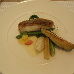 ミクニ マルノウチ - 茨城県産スズキと東村山・馬鈴薯のカリカリ焼き　小笠原・完熟トマトと西東京・甘夏のバターソース