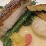 ミクニ マルノウチ - 茨城県産スズキと東村山・馬鈴薯のカリカリ焼き　小笠原・完熟トマトと西東京・甘夏のバターソース；アップ