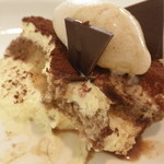 ミクニ マルノウチ - マスカルポーネのティラミスとメープルシロップのアイス　温かいエスプレッソソースをかけて；アップ