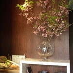 ミクニ マルノウチ - エントランスには濃いピンクの桜のが