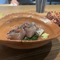 日本料理FUJI - 泳がせの鰆（焼津小川港）
                    モロヘイヤのお浸し
                    梅肉、唐辛子
                    紫蘇の花で
                    ピリ辛でタレ