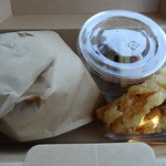 KITCHEN TSUNAGU - ハンバーガーのランチボックス（カポナータとオニオンフライ付き）