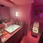 西麻布 焼肉 X - 女性用トイレはピンクな雰囲気