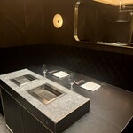 西麻布 焼肉 X - 室内（入口側から）