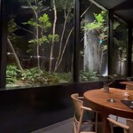 祇園ろか - 窓一面に坪庭が広がる