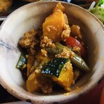 コモチヅキ - 揚げ野菜の豚そぼろカレー風味
