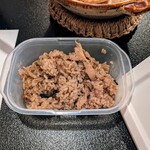 郷土料理ともん - とうとうタッパーを持ってくることを思い付きました。きのこご飯なので余裕で食べ切れるのですが土産です