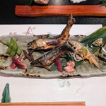 郷土料理ともん - 清津川はほぐれるように柔らかで甘味があります。道志川は青々しい香りがあり身も締まっており夏を感じさせる若々しさ