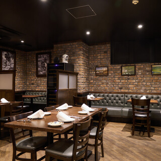 開放感ある店内。アラカルト料理をご希望のお客様は、お席のみのご予約をお願いします