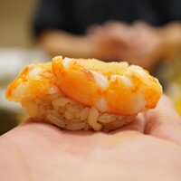 かがみ - ◇車海老
                  海老に海老の朧漬けを添えたもの。
                  朧の甘みと海老の甘みが心地よく相乗し、ありきたりな車海老を古風な美味しさへと綺麗に昇華。
