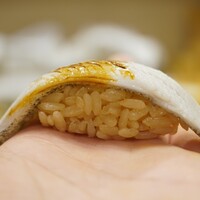 かがみ - ◇メヒカリ
                葱を主体とした旨味が一瞬で煌めくと、酢洗いされた身らしくさっぱりと締まる。 握りで弄ばれているかのよう。。