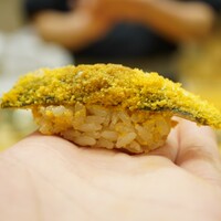 かがみ - 酢〆の酸味を見事に中和させる黄身酢おぼろの甘み。 だんだんと馴染んでいく過程、そして完全に合致するまでの起承転結をも愉しませてくれる。