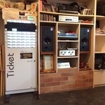 烈志笑魚油 麺香房 三く - 券売機付近