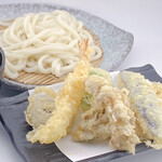札幌天神 - 天ザルうどん（野菜３種と海老天、椎茸、舞茸とうどんの定食です）