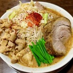 麺屋　たか - モツ、チャーシュー、モヤシ、ニラ、生卵など
