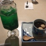 Chuubou Sansaizen - セットのドリンクとスイーツ：メロンソーダと黒糖ぜんざい