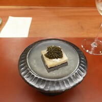 北野坂 木下 - パンの上に臭みを取るため燻したキャビア