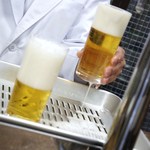 ビールスタンド重富 - 左が、参度注ぎの弐回目