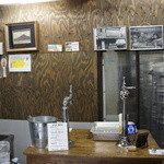 ビールスタンド重富 - 時代の違うサーバーを使い分け