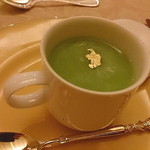 クイーン・アリス - 空豆とグリーンピースの冷製ポタージュ