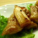 石原 - 知床産鶏の焼き鳥のアップ画像。そばつゆの風味が効いたここでしか食べられない味！