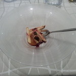 クイントカント - ウバ茶のムースにりんごとチョコのハイビスカスパウダーがけ、りんごのジャム沿え。