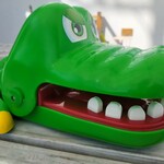 1954 Fukuoka - 子供達が退屈しないように表にはいっぱいおもちゃあるバイ