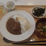 トーコーキッチン - 朝カレー カレーライス 副菜、豚汁 生卵 納豆