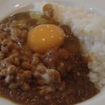 トーコーキッチン - カレーライス 生卵 納豆