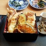 山形蕎麦と串揚げのお店 焔蔵 - げそ天ぷらやズッキーニ天ぷら
            珍しい？(^_^)b