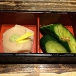 心斎橋 今井屋本店 - つきだしは手作り胡麻豆腐＆きゅうりのお漬物