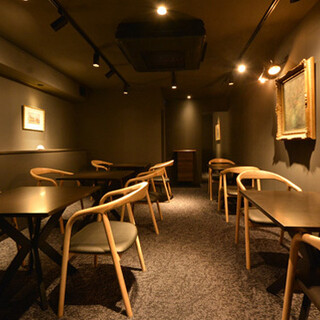 大切な方とのお祝いなどにふさわしいシックで落ち着いた空間