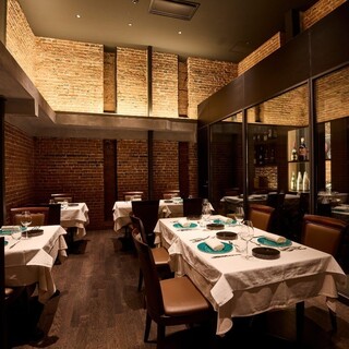 【テーブル席:4名様×2卓・2名様×2卓】お席を繋げて最大12名様まで対応可