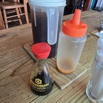 中町食堂 - キッコーマンの醤油さしが英語なのが拘り感じます。ドレッシングはオーロラドレッシングかな？