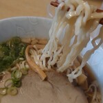 尾道ラーメン 喰海 - 麺吊り上げ。